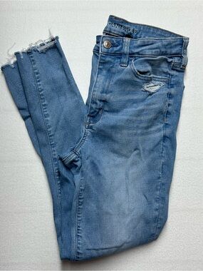 American Eagle Women’s Size 6 Light Blue Distressed Raw Hem Skinny Jeans